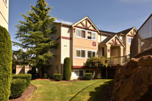 Federal Way WA Apartments for Rent - The Lodge at Peasley Canyon - Outdoor Courtyard with a Grass Area